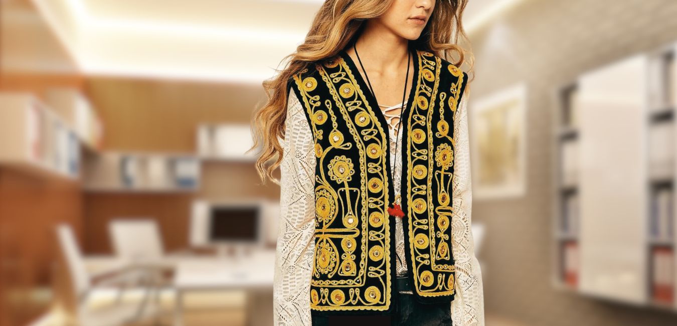 Voorbeeld van fusion fashion: Jonge vrouw in een neutrale basic outfit met een opvallend gedecoreerd Afghaans vest